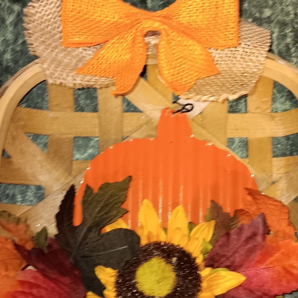 NEW FALL TOBACCO BASKET WITH PUMPKIN SUNFLOWER AND LEAVES WALL DECOR - Picture 6 of 7